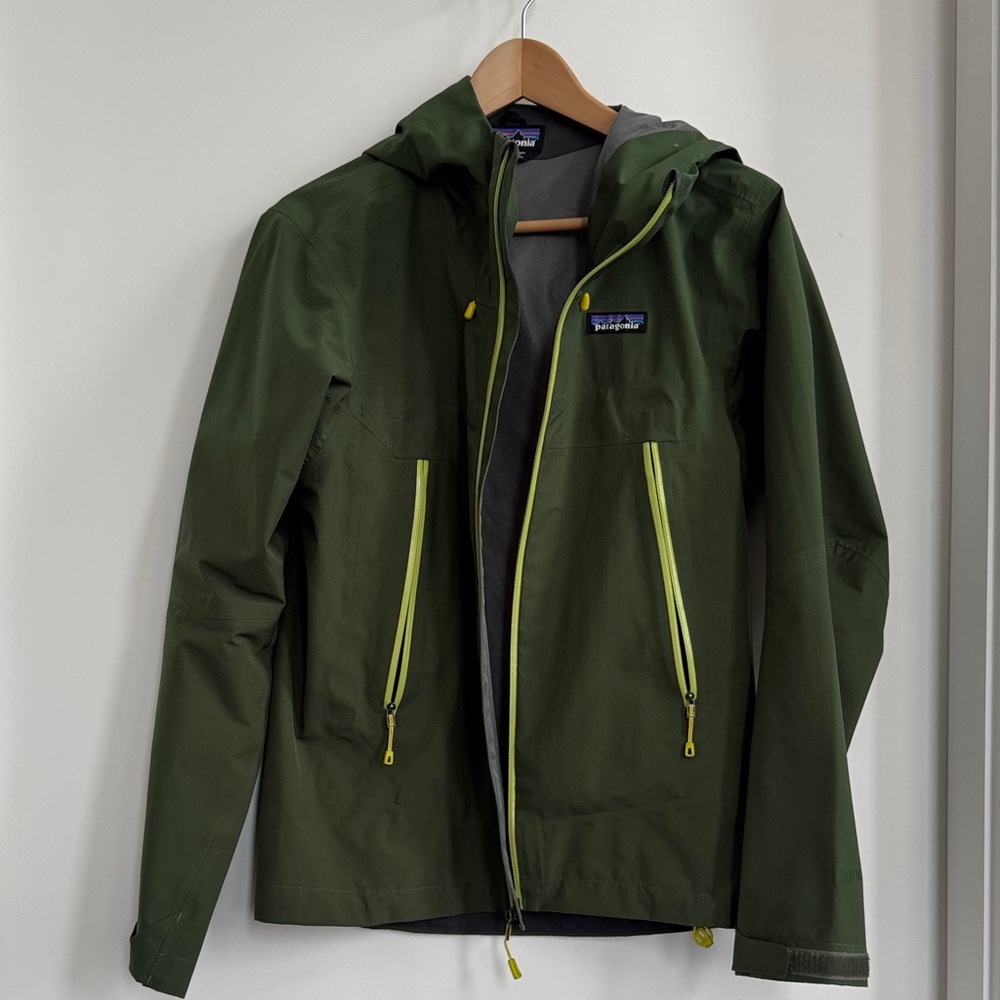 Patagonia Men's Packable Olive Green Raincoat with Stowaway Bag Size XS